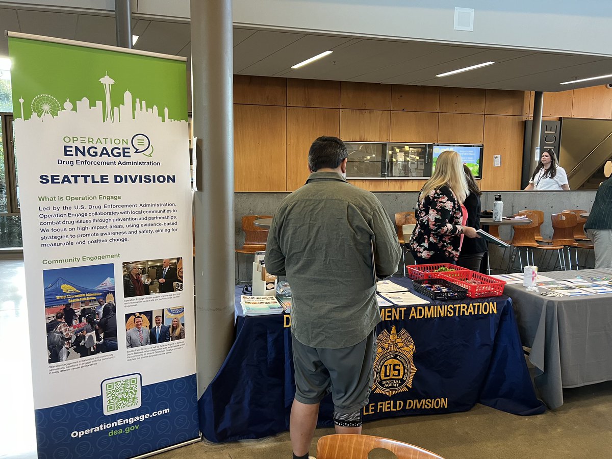DEASEATTLEDiv's tweet photo. We enjoyed meeting parents at the Hidden in Plain Sight event at Issaquah High School. Influence the Choice organized the drug awareness event that brought DEA, @kingcosoPIO and others to help educate parents. https://t.co/rOfL6LTTDI @deahq @IssaquahSchools @SammamishPD #OpEngage https://t.co/FEXgWBl9L6