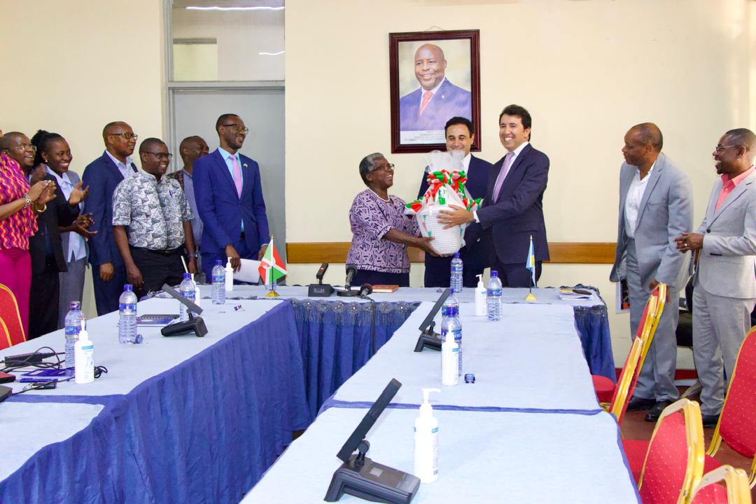 msp_burundi's tweet image. C'était aussi l'occasion pour le Directeur Pays de @EnabelauBurundi qui vient de terminer son mandat à présenter ses adieux. Il a apprécié en remerciant la bonne collaboration qui a caractérisé @EnabelauBurundi et le @mspls_bdi durant la période de son mandat.