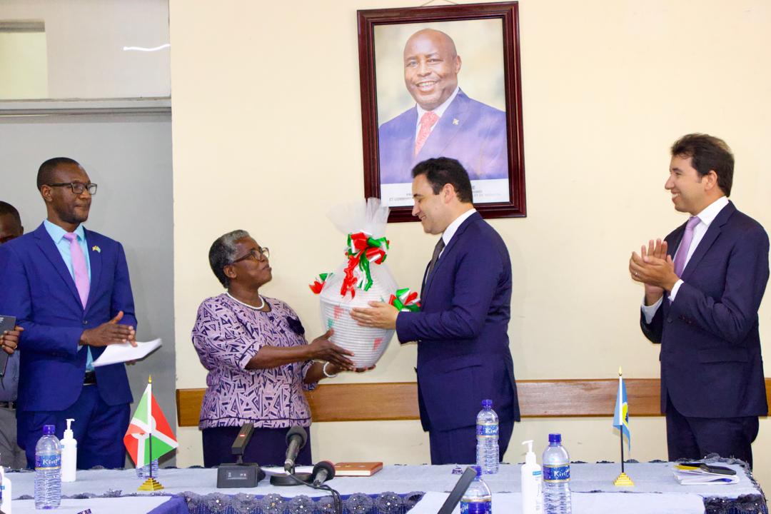 msp_burundi's tweet image. C'était aussi l'occasion pour le Directeur Pays de @EnabelauBurundi qui vient de terminer son mandat à présenter ses adieux. Il a apprécié en remerciant la bonne collaboration qui a caractérisé @EnabelauBurundi et le @mspls_bdi durant la période de son mandat.