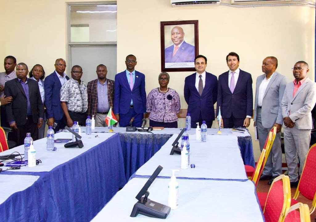 Ministère de la Santé Publique Burundi(MSPLS) (@mspls_bdi) on Twitter photo <a href="/BelgiumInBuja/">Belgium in Burundi</a> <a href="/EnabelauBurundi/">Enabel au Burundi</a> <a href="/Lydwinebara/">BARADAHANA Lydwine</a> C'était aussi l'occasion pour le Directeur Pays de <a href="/EnabelauBurundi/">Enabel au Burundi</a> qui vient de terminer son mandat à présenter ses adieux. Il a apprécié en remerciant la bonne collaboration qui a caractérisé <a href="/EnabelauBurundi/">Enabel au Burundi</a> et le <a href="/mspls_bdi/">Ministère de la Santé Publique Burundi(MSPLS)</a> durant la période de son mandat. <a href="/BelgiumInBuja/">Belgium in Burundi</a> <a href="/EnabelauBurundi/">Enabel au Burundi</a> <a href="/Lydwinebara/">BARADAHANA Lydwine</a> C'était aussi l'occasion pour le Directeur Pays de <a href="/EnabelauBurundi/">Enabel au Burundi</a> qui vient de terminer son mandat à présenter ses adieux. Il a apprécié en remerciant la bonne collaboration qui a caractérisé <a href="/EnabelauBurundi/">Enabel au Burundi</a> et le <a href="/mspls_bdi/">Ministère de la Santé Publique Burundi(MSPLS)</a> durant la période de son mandat.