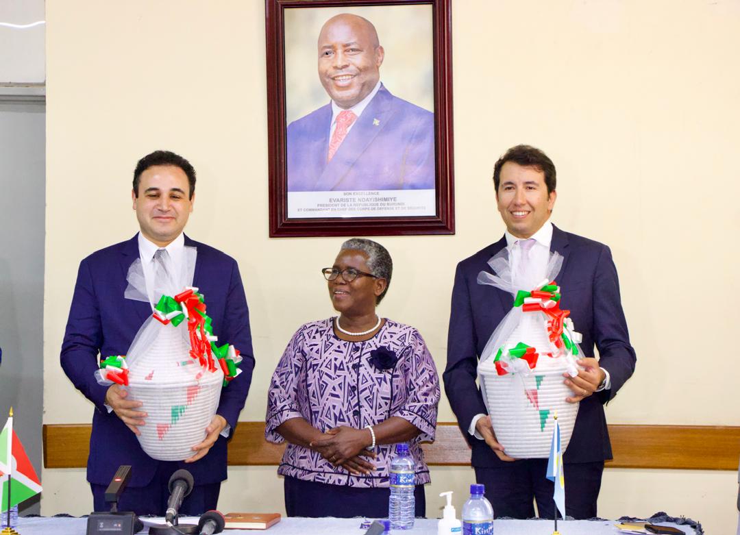 msp_burundi's tweet image. C'était aussi l'occasion pour le Directeur Pays de @EnabelauBurundi qui vient de terminer son mandat à présenter ses adieux. Il a apprécié en remerciant la bonne collaboration qui a caractérisé @EnabelauBurundi et le @mspls_bdi durant la période de son mandat.