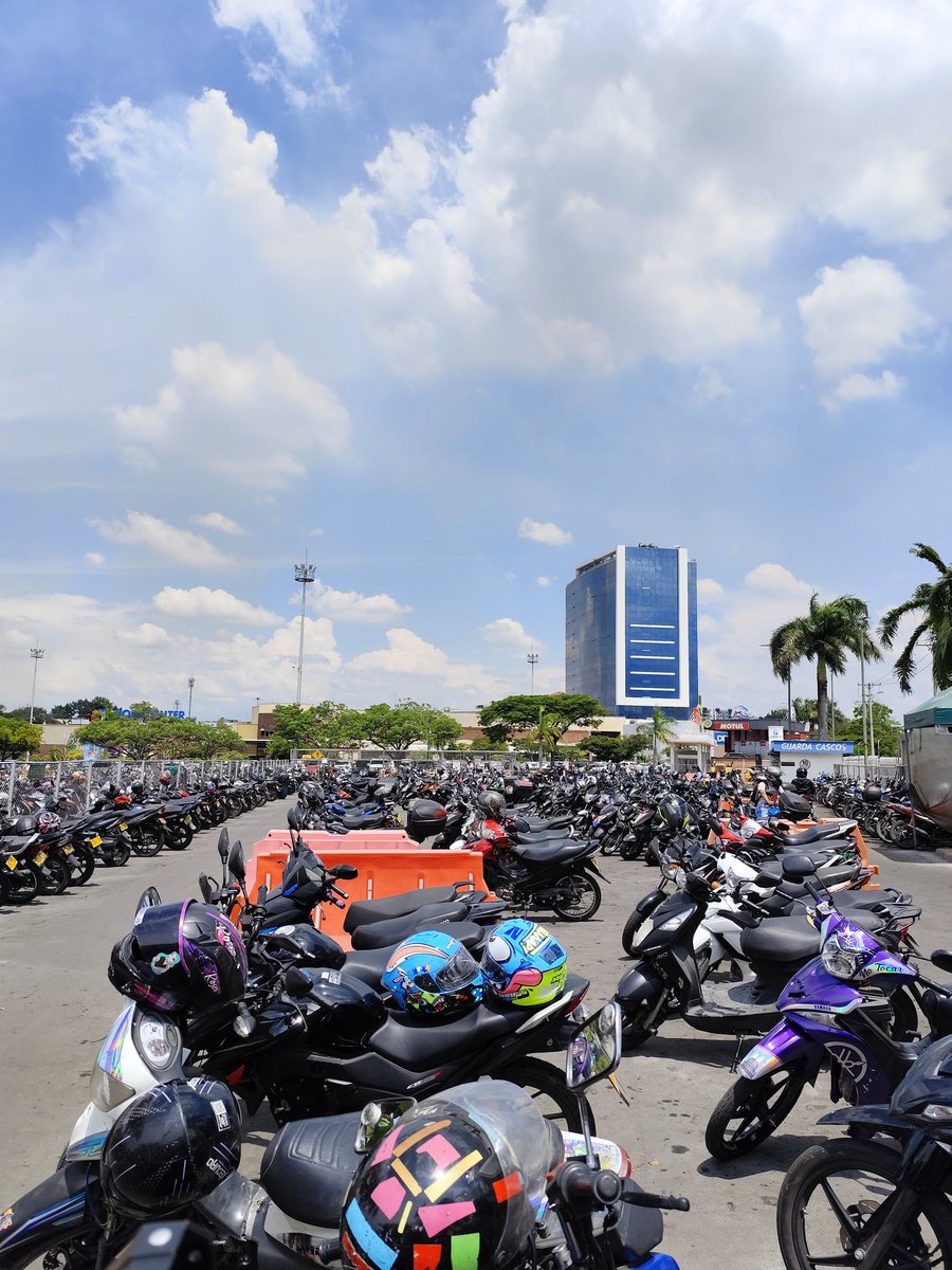 Julian_Archer's tweet photo. @JardinplazaCC x favor revisen el lugar dispuesto para parquear las motos, un poco de consideración con los miles de motocicletas q a diario visitamos el CC, la radiación solar calienta demasiado los asientos y el manillar, x favor mantener el parqueo cubierto en el edificio. https://t.co/eQJFmGJdrR