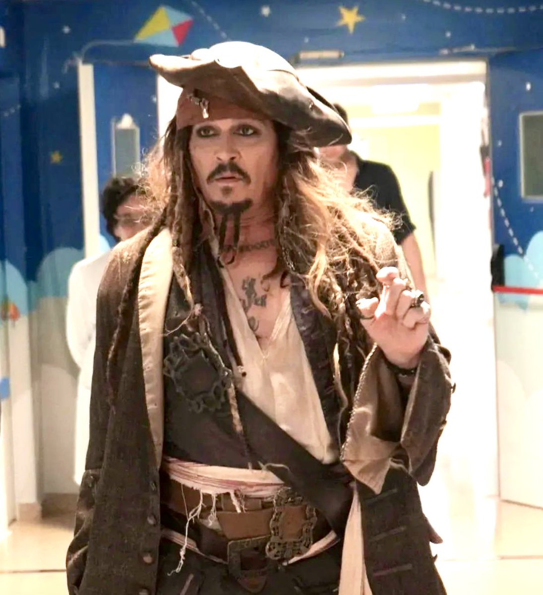 Depphead4ever_'s tweet image. Captain Jack visited the children’s hospital in Donostia  today! My heart is full🥹 #JohnnyDepp #CaptainJackSparrow #POTC