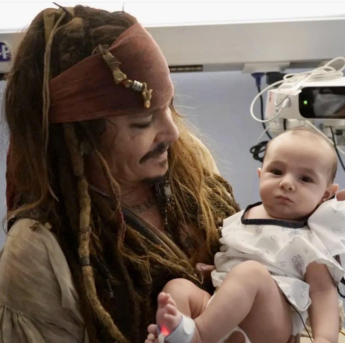 Depphead4ever_'s tweet image. Captain Jack visited the children’s hospital in Donostia  today! My heart is full🥹 #JohnnyDepp #CaptainJackSparrow #POTC