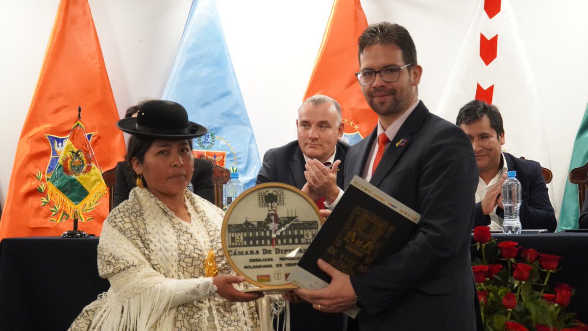 Emb. en Bolivia tweet media