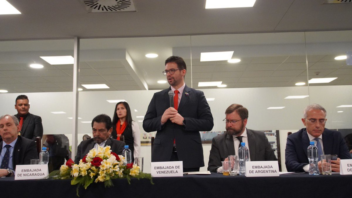 Emb. en Bolivia tweet media