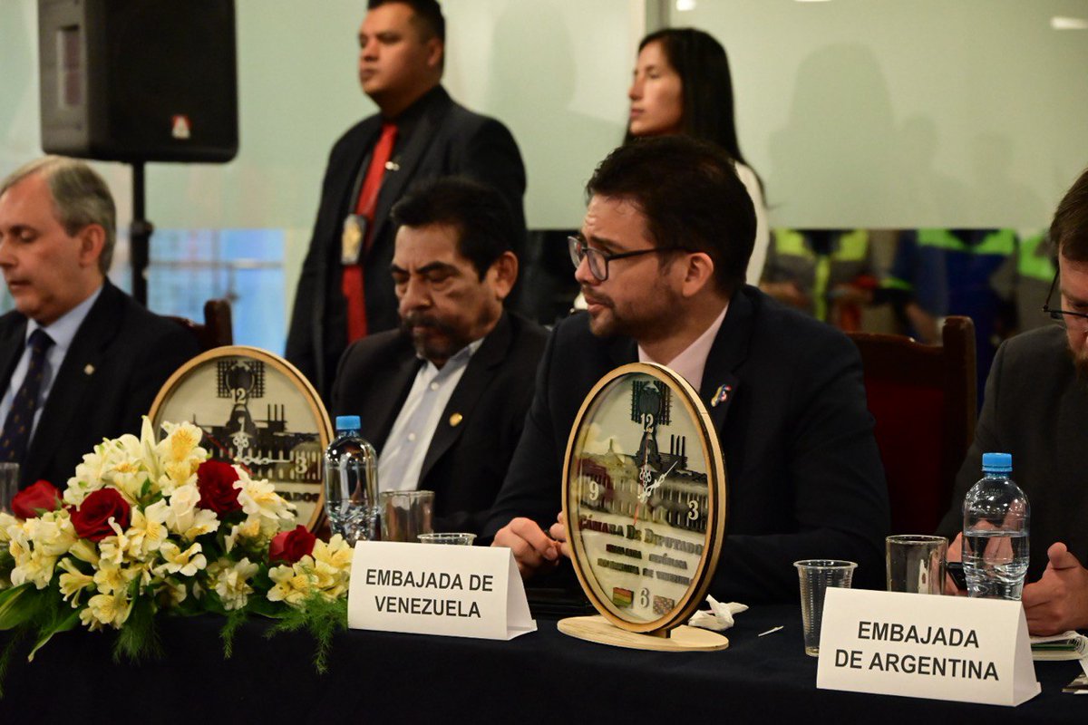 Emb. en Bolivia tweet media