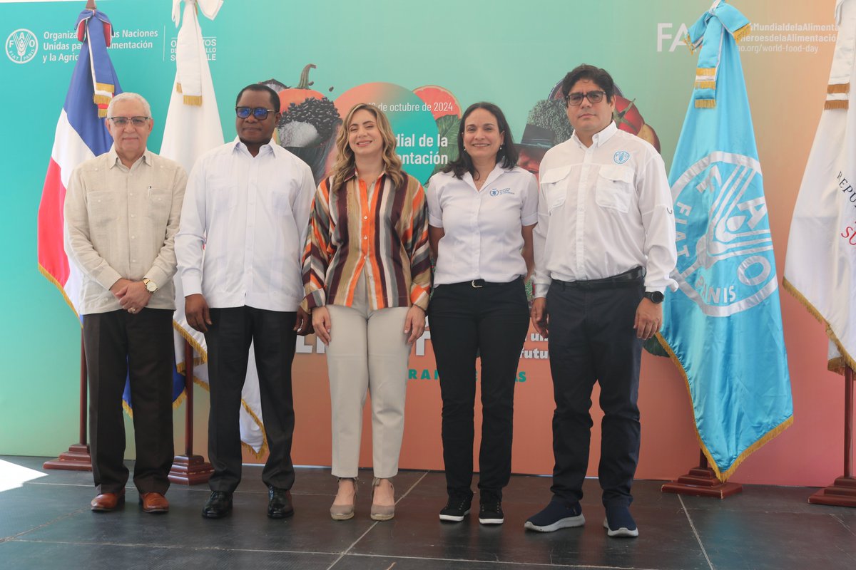 Los huertos comunitarios 🥬permiten que las poblaciones vulnerables produzcan y consuman alimentos frescos.

También pueden vender el excedente, como hoy en Mercadito Agrícola y Artesanal junto a <a href="/GloriaReyesG/">Gloria Reyes</a> y <a href="/RCastanedaFAO/">Rodrigo Castañeda</a> en la <a href="/TesoreriaRD/">TesoreriaNacionalRD</a>