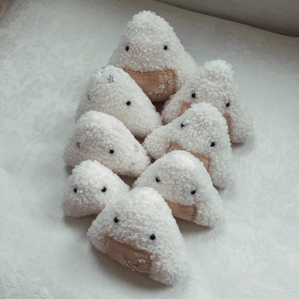 #秋の創作クラスタフォロー祭り
箱に詰めたりお人形のような子たちを作ったりたまにおにぎりを握っています