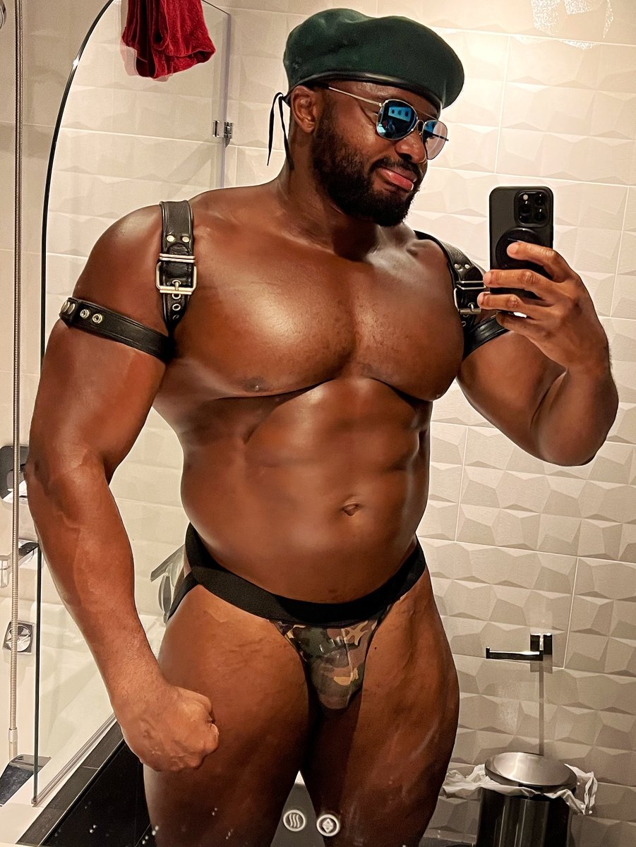 My Folsom Street Fair outfit from last year. Love green on me but thinking I might for with a little more red this time instead 🤔😈