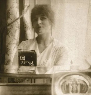 Artips_fr's tweet photo. Dans la famille #Lalique, je demande... la fille 🙋♀️ Par ici pour en savoir plus sur Suzanne Lalique-Haviland, une #artiste touche-à-tout trop peu reconnue 👉 https://t.co/hJIP4NKoBH 👈 #artistefemme #artsdecoratifs https://t.co/RwO4q2CTZI