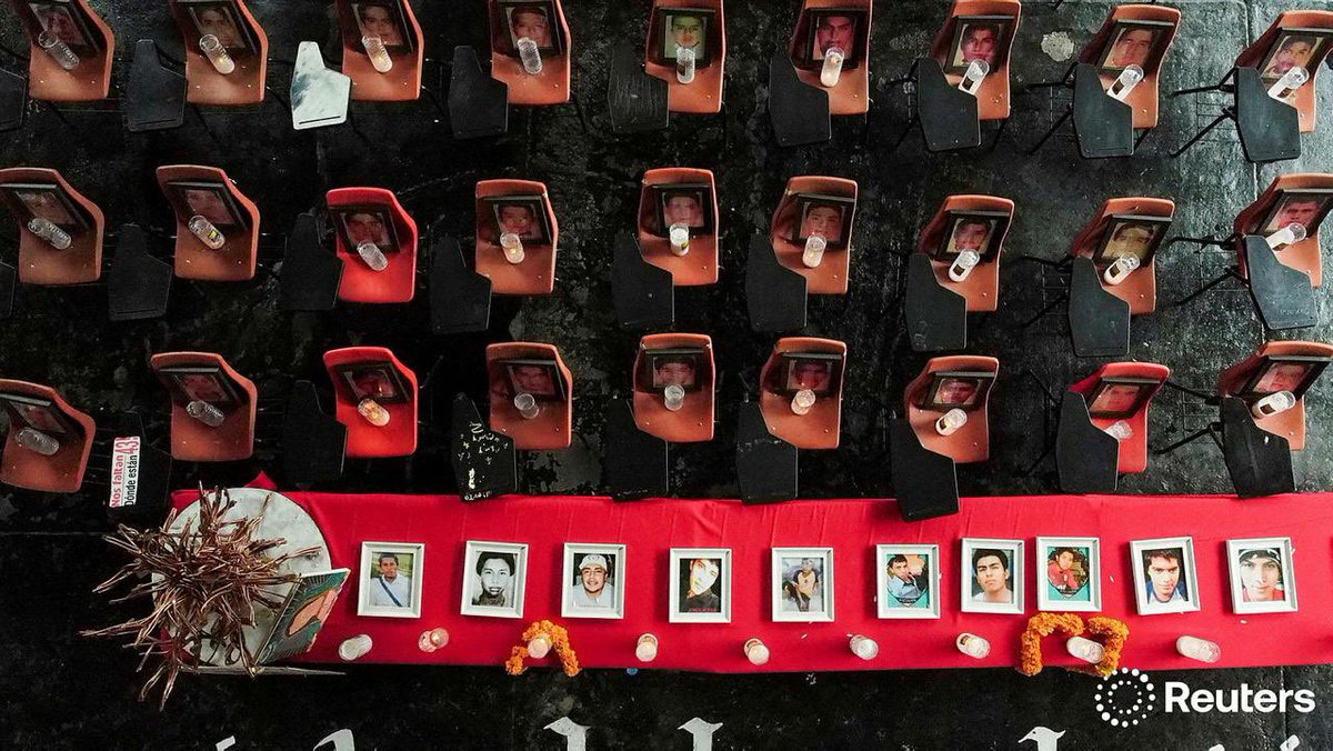 QuetzHa's tweet photo. Ayotzinapa
10 años
Después de 10 años del asesinato de 3 normalistas y la desaparición de 43, sus familiares siguen sin verdad y justicia. La exigencia del esclarecimiento de la noche de Iguala y de la reparación del daño aún es una herida abierta.

#Ayotzinapa10años #Ayotzi https://t.co/WjusX31E88