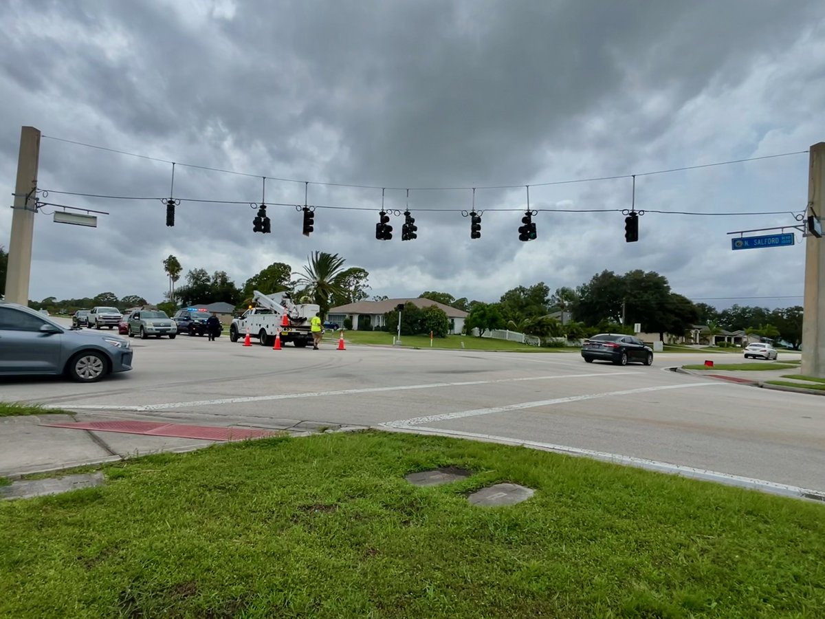 CityofNorthPort's tweet photo. Our Public Works team has been working with first responders as reports of downed trees and broken street lights have come in. We're thankful for their hard work in keeping everyone safe! If you see something, let the Emergency Call Center know: 941-429-7000.
#CommunityofUnity https://t.co/YtF9TeRWwz