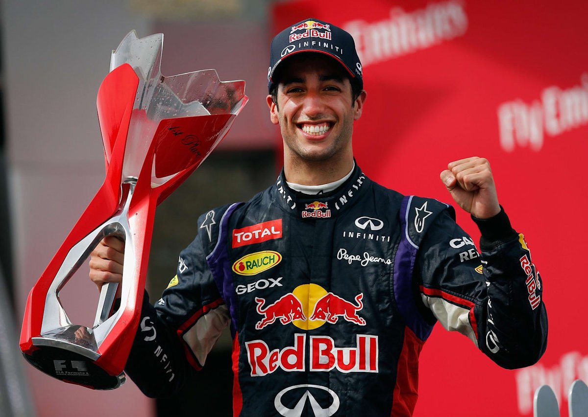LewisHamArg44's tweet photo. ¿Es Daniel Ricciardo el Neymar JR de la 
Fórmula 1?
Abro hilo 🧵 analizando las "similitudes" de sus trayectorias y como ambos en búsqueda de gloria, lo perdieron todo... https://t.co/Lb4jzYNI0t