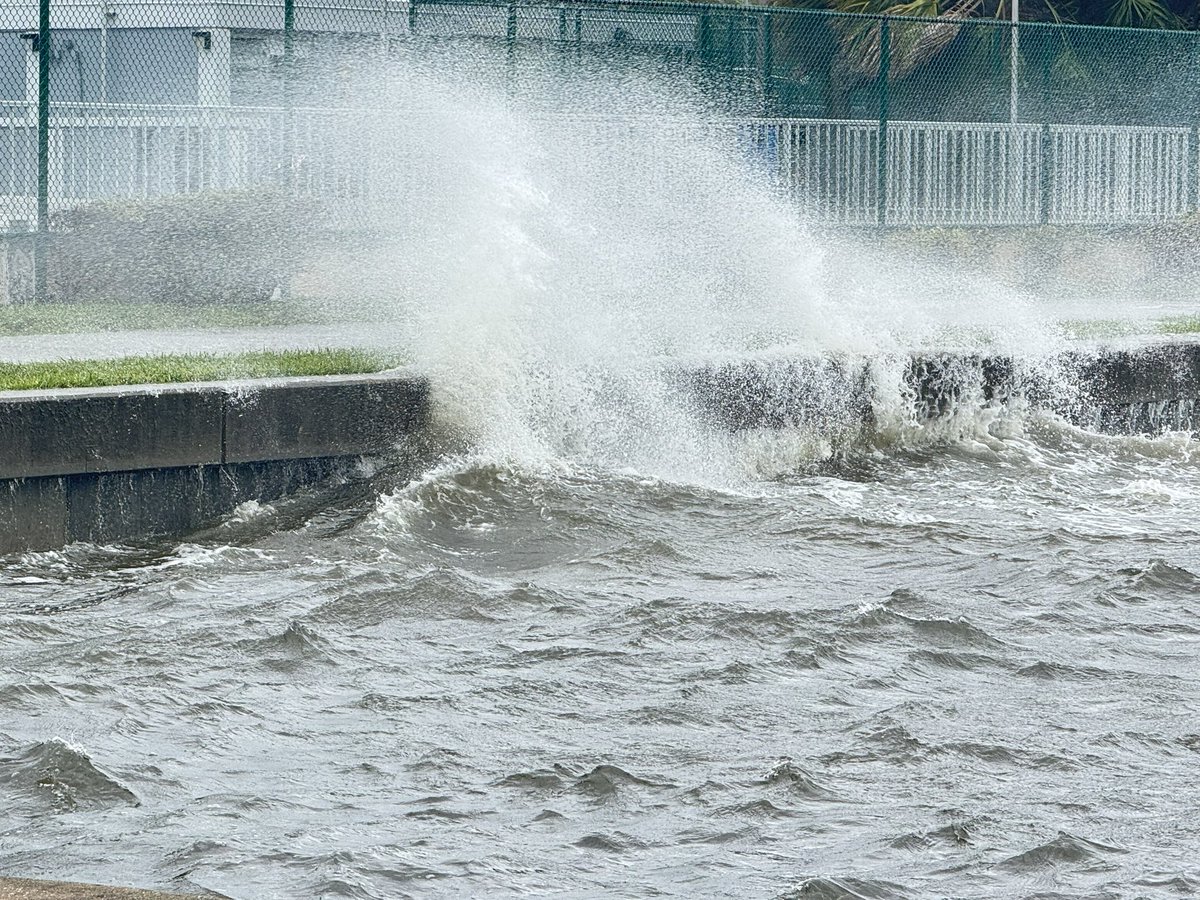JCo1280's tweet photo. Sea wall breached in Vinoy Park, via @SherryCohen1. @BN9 @StPeteFL @StPetePD #Helene #helene2024 #hurricanehelene https://t.co/hoiadfGl3M