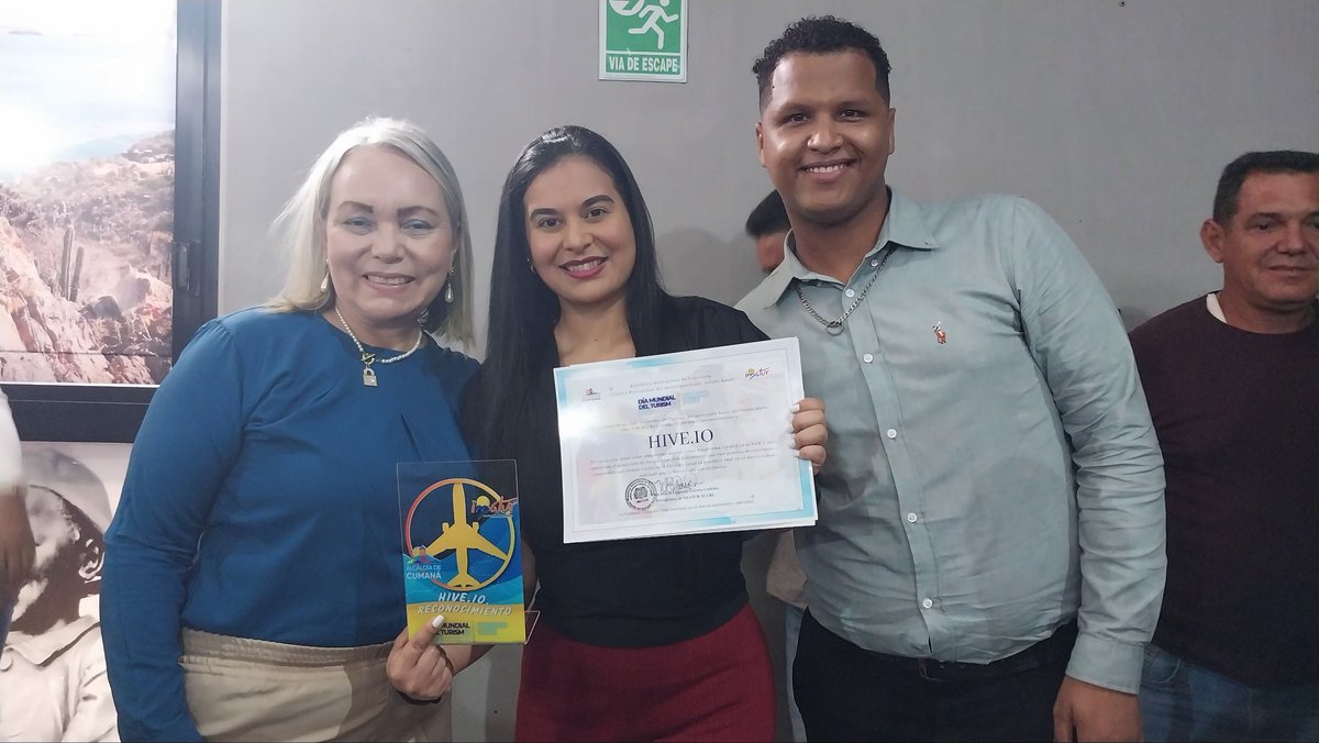 Aksurevm89's tweet photo. Reconocimiento recibido en nombre de Hive @hiveblocks por sus aportes en el estado Sucre en materia tecnológica, turística, económica y social. Con motivo al día mundial del turismo #HIVE #Hiveesturismo  #hiveblocks #Imatur https://t.co/srplfv5jPE