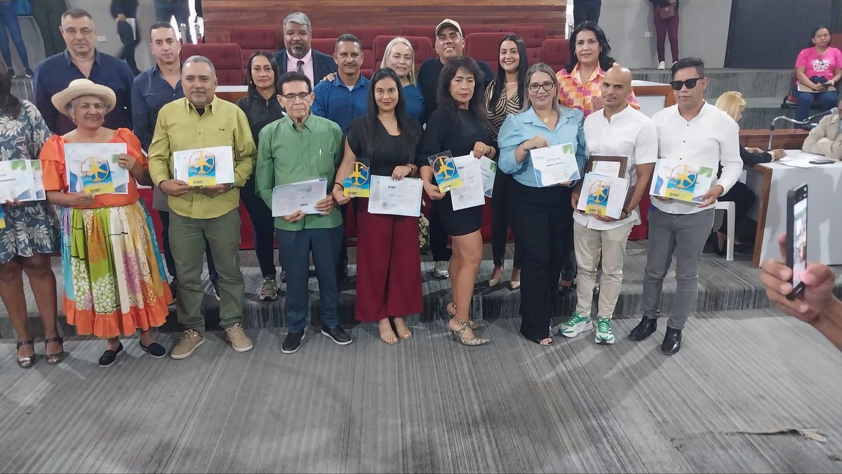 Aksurevm89's tweet photo. Reconocimiento recibido en nombre de Hive @hiveblocks por sus aportes en el estado Sucre en materia tecnológica, turística, económica y social. Con motivo al día mundial del turismo #HIVE #Hiveesturismo  #hiveblocks #Imatur https://t.co/srplfv5jPE