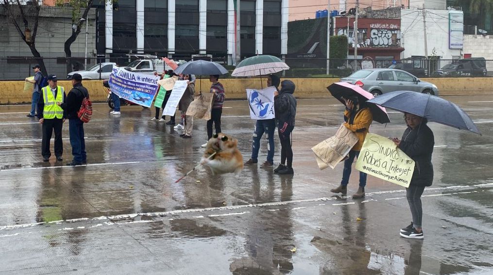 America_Vuela's tweet image. #ÚltimaHora
Trabajadores de #Interjet, bloquearon por más de 30 min. Circuito Interior, hacia la T1 del @AICM_mx, son replegados hacia la banqueta y se libera por completo la vialidad