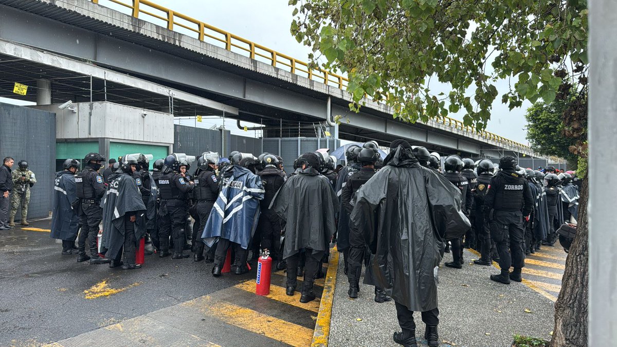 America_Vuela's tweet image. #ÚltimaHora
Trabajadores de #Interjet, bloquearon por más de 30 min. Circuito Interior, hacia la T1 del @AICM_mx, son replegados hacia la banqueta y se libera por completo la vialidad