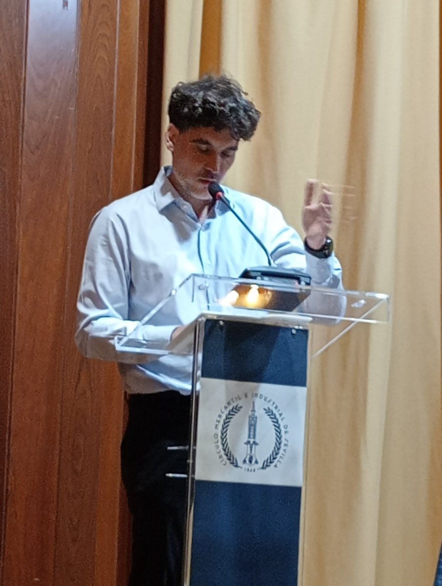 fmolinapublica's tweet photo. No falla: nos hemos reído un montón con Julio Muñoz @rancio. Pero también nos hemos emocionado, y entre las copitas de vino de sus palabras se ha querido soltar una lágrima (aunque sea de telefilm :-). Maravilla de pregón.
@LibroantiguoSev @LibreriaQ @aliaslilo
#FLAOS24 https://t.co/KyeJilmId6