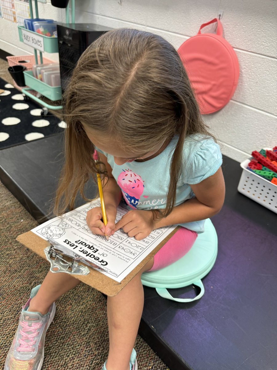 dclingingsmith1's tweet image. We have been working on comparing numbers in math this week! Friends did a great job using math vocabulary! #fabulousfirsties #greaterthan #lessthan #equalto @VV_Voyagers