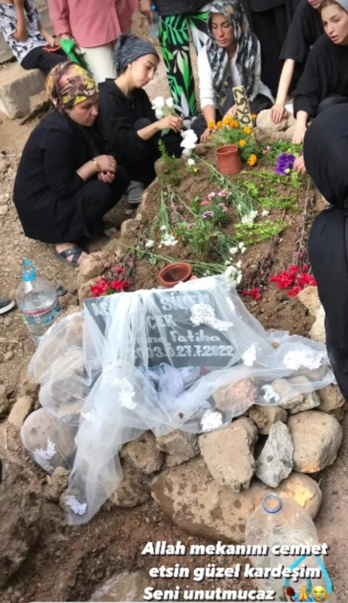 M_AhmetERTRK's tweet photo. Henüz 18 yaşındaki Aslıhan Sinem Çiçek, evinden işe gitmek için çıkmış ve kaybolmuş, 

Bulunduğunda vücuduna aşırı doz uyuşturucu, tecavüze uğramış, bıçaklanmış halde otoban kenarındaymış.

Videoda ki haliyse can çekişirken son hali. Ölmeden önce polise 3 isim veriyor ve bu 3 isimden biri gasptan tutuklanıyor.

Peki ya katiller nerede!?

#aslıhansinemçiçekiçinadalet 
#aslıhansinemçiçek #Sondakika