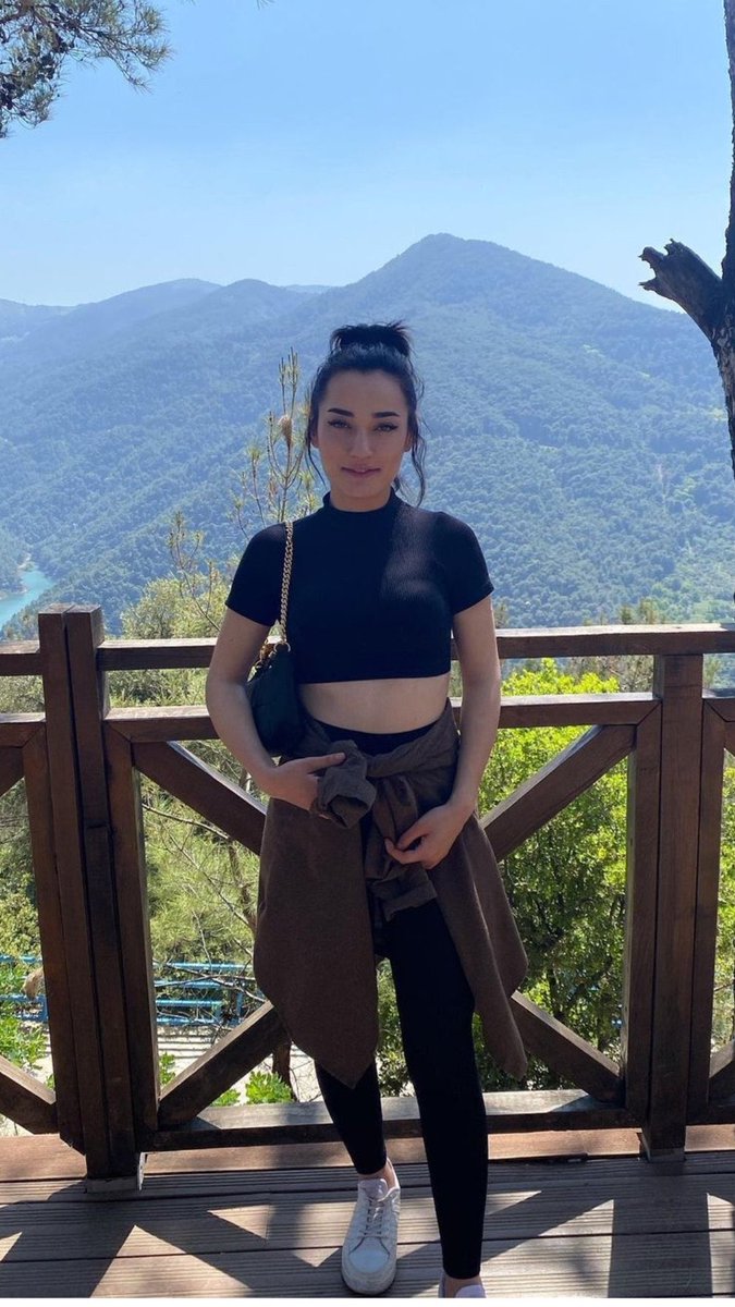 M_AhmetERTRK's tweet photo. Henüz 18 yaşındaki Aslıhan Sinem Çiçek, evinden işe gitmek için çıkmış ve kaybolmuş, 

Bulunduğunda vücuduna aşırı doz uyuşturucu, tecavüze uğramış, bıçaklanmış halde otoban kenarındaymış.

Videoda ki haliyse can çekişirken son hali. Ölmeden önce polise 3 isim veriyor ve bu 3 isimden biri gasptan tutuklanıyor.

Peki ya katiller nerede!?

#aslıhansinemçiçekiçinadalet 
#aslıhansinemçiçek #Sondakika