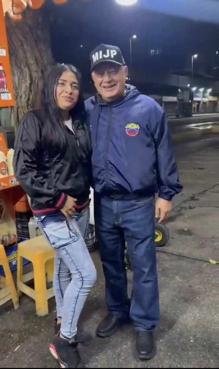 4F_Mamba's tweet photo. Las opositoras se vuelven locas por tomarse una foto con Diosdado. https://t.co/idUeXnVil3