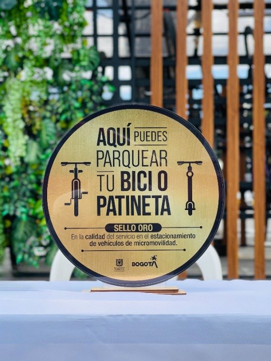 Centralparking_'s tweet photo. Nos enorgullece anunciar que Central Parking recibe🏅Sello de Oro en #cicloparqueaderos 🚲en El Aeropuerto El Dorado @BOG_ELDORADO por parte de @sectormovibilidad

Seguimos comprometidos con la movilidad sostenible y el bienestar de todos. 🌍

#Movilidadsostenible #bici #Bogota https://t.co/CXQA4RbzcN