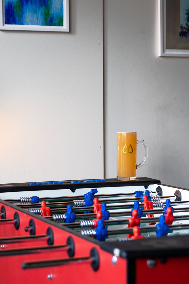 Eftir mikinn fjölda áskorana, símtöl og bréfaskriftir, fjall tölvupósta, höfum við ákveðið að svara kallinu og settum upp FÚSBAL á okkar litla en huggulega bar. Njótið!