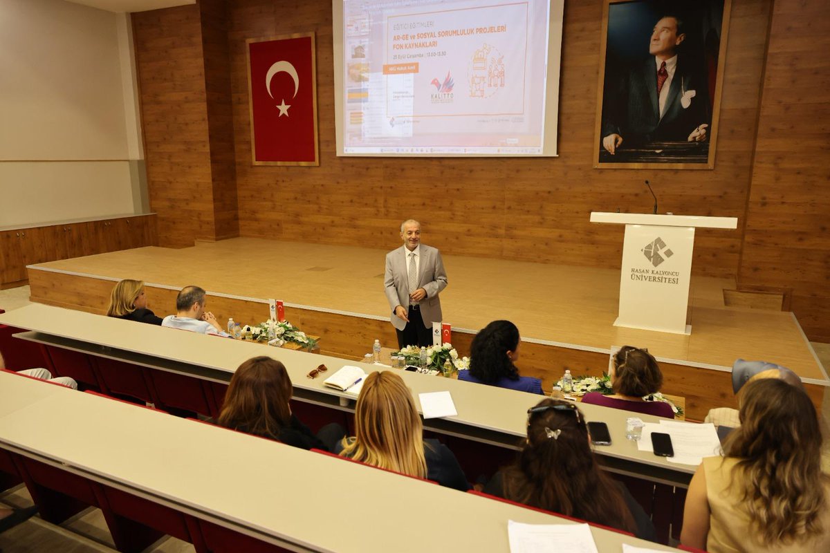 HkuEgitim's tweet photo. Sayın Rektörümüz Prof. Dr. Türkay DERELİ'nin açılış konuşmasıyla başlayan Eğitici Eğitimleri Programı, verimli bir şekilde tamamlandı. Programa katılım gösteren öğretim üyelerimize ve  tüm gün boyunca bizleri yalnız bırakmayan sayın Rektörümüze teşekkür ederiz. 📸 @TurkayDereli https://t.co/2w2vYfL0Eo