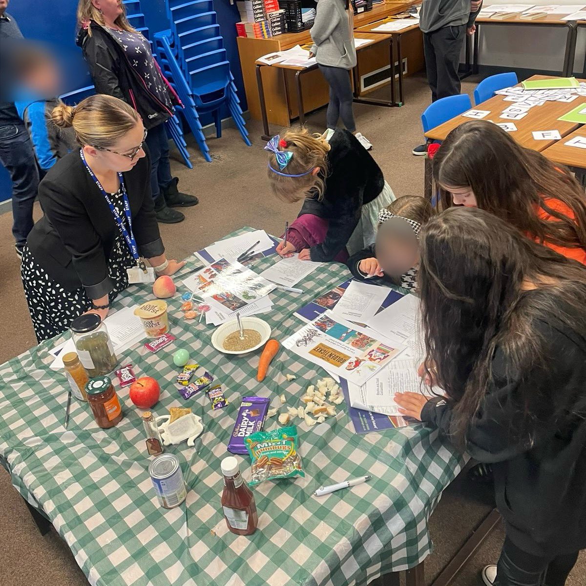 EnglishUpton's tweet photo. We’ve had a lovely evening welcoming prospective learners into the department to showcase the fabulous activities that take place within English 📚We can’t wait to see some of the enthusiastic learners we met tonight when they join Upton next year as our new Year 7s! @UptonVoice https://t.co/qxFjJz4U01