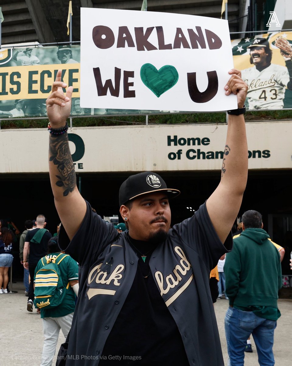TheAthletic's tweet photo. Scenes from the Athletics' final game at the Oakland Coliseum. https://t.co/5dIsNz6zoQ