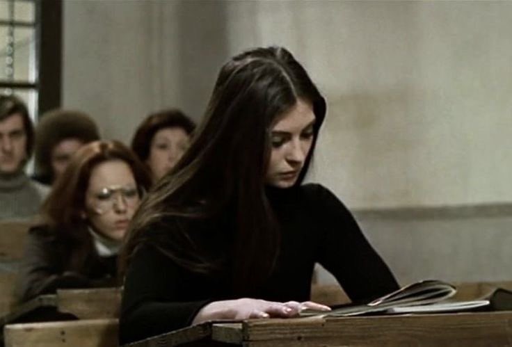eliesaaabs's tweet photo. she loves to read https://t.co/8aUJ8tiNFn