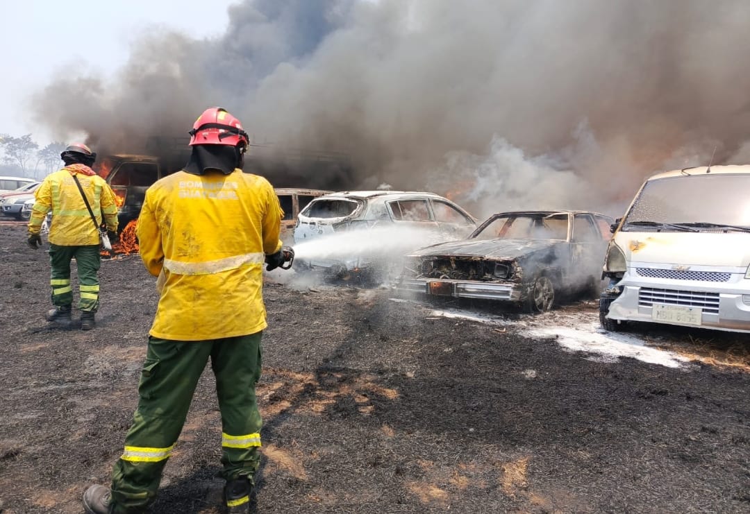 FiscaliaEcuador's tweet photo. #ATENCIÓN | #Guayas: #FiscalíaEc inició –de oficio– una investigación previa por el incendio registrado hoy en #ParqueSamanes, en el norte de #Guayaquil. Personal de la Institución, @PoliciaEcuador y @BomberosGYE practican diligencias en el lugar. https://t.co/GS0K0F2ktq