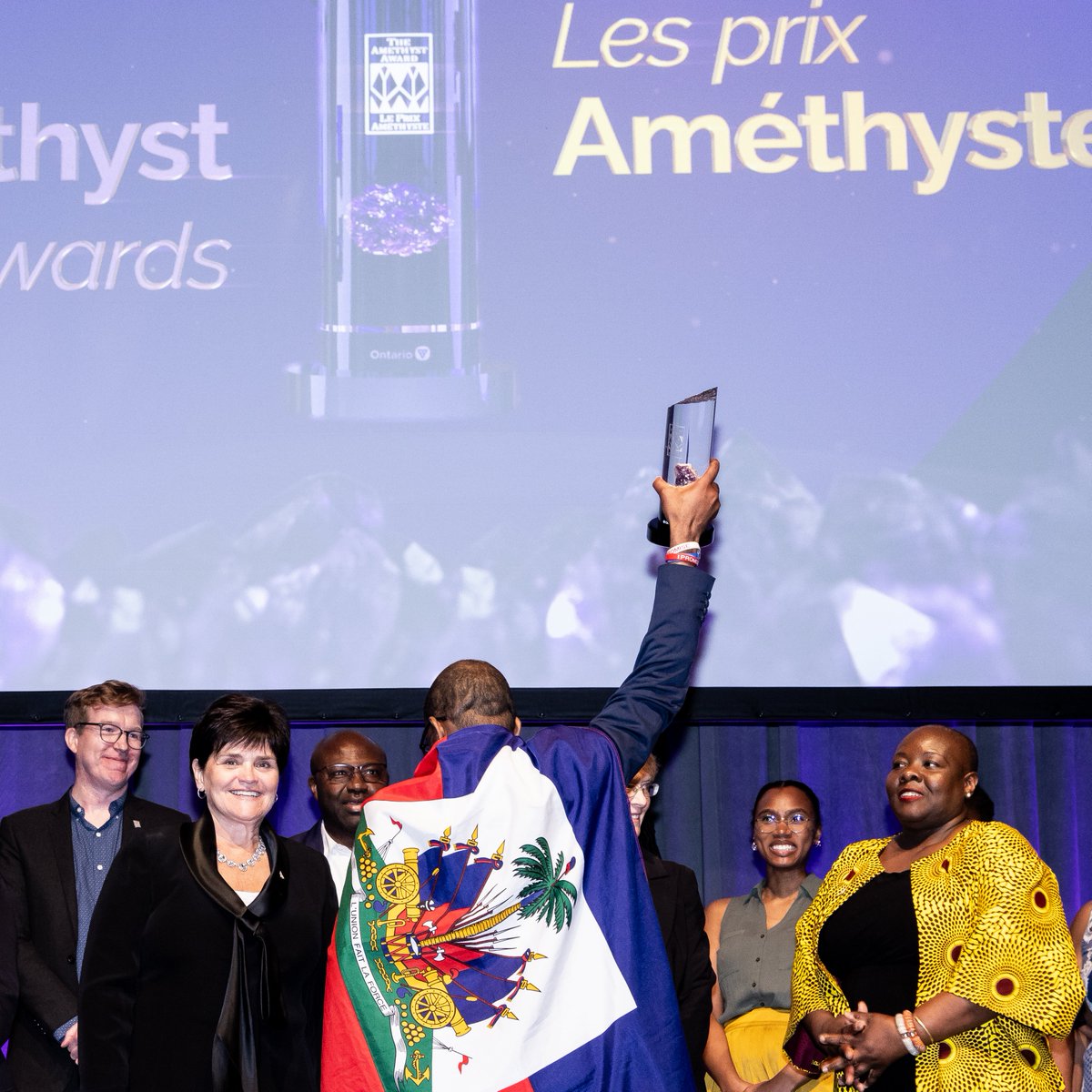 Franconoire's tweet photo. 🚨 Annonce : FrancoNoir.e est récipiendaire du Prix Améthyste pour l'Excellence en Service! 🎉 Ce prix souligne notre travail exceptionnel dans le Programme conjoint de stages pour les Noirs (PCSN), qui a aidé 82 jeunes stagiaires. Merci à tous nos partenaires pour ce succès! 🙌🏿 https://t.co/78DrLjxXgY