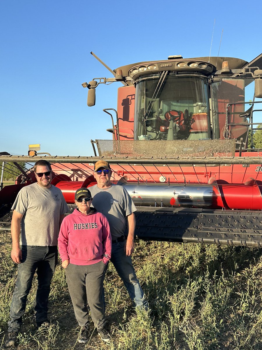 ENtegrityRoger's tweet photo. Thanks Windy Hill Pork for taking the time to weigh up some amazing P511G.  The area saw some wicked conditions with the extreme heat but P511G made it through with an awesome 73 bu/acre yield. You are truly Yield Heroes!
@PioneerSeedsCA #YieldHero24 https://t.co/EuS8qkCnIL