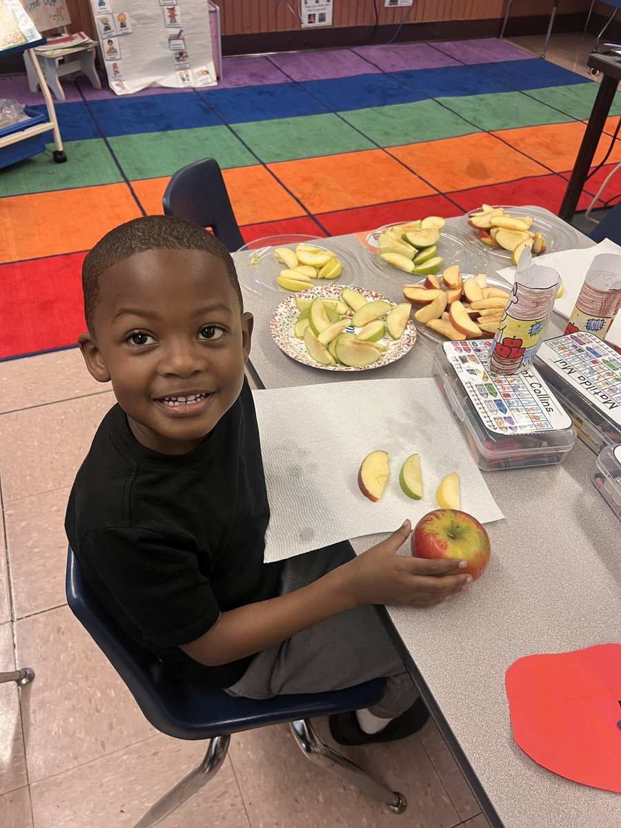 Maestrajenn's tweet photo. Today students had an apple 🍏 🍎taste 👅 test and graphed their results. #JohnnyAppleseedDay #ConnectToMath #ConnectToScience #SocialStudies #EnglishLanguageArts @School5Yonkers @PtaSchool5 @YonkersSchools https://t.co/8SadPCl8UA