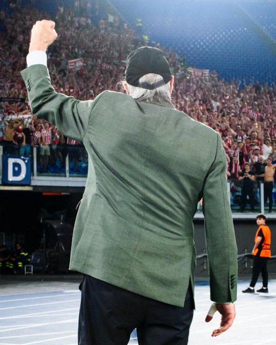 ideiazabaldub's tweet photo. Ze handia den Jose Angel Iribar, zu bai zarela Euskal Herriaren erakusgarria!
#BasquePower ✊🏼 https://t.co/qTAO6oLvmJ