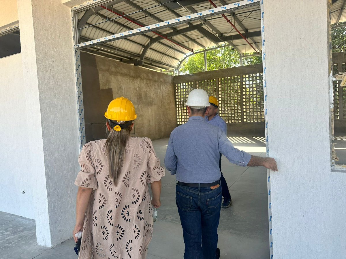 Findeter's tweet photo. #FindeterTransforma | Junto con el director regional del @SENAComunica Valle del Cauca, Fernando Muriel, recorrimos las obras del nuevo Centro de Formación en Jamundí.
¡Cerca de 2.800 aprendices se beneficiarán cada año con este proyecto, cuya ejecución está en más del 64%. https://t.co/9gDtwuCeuh