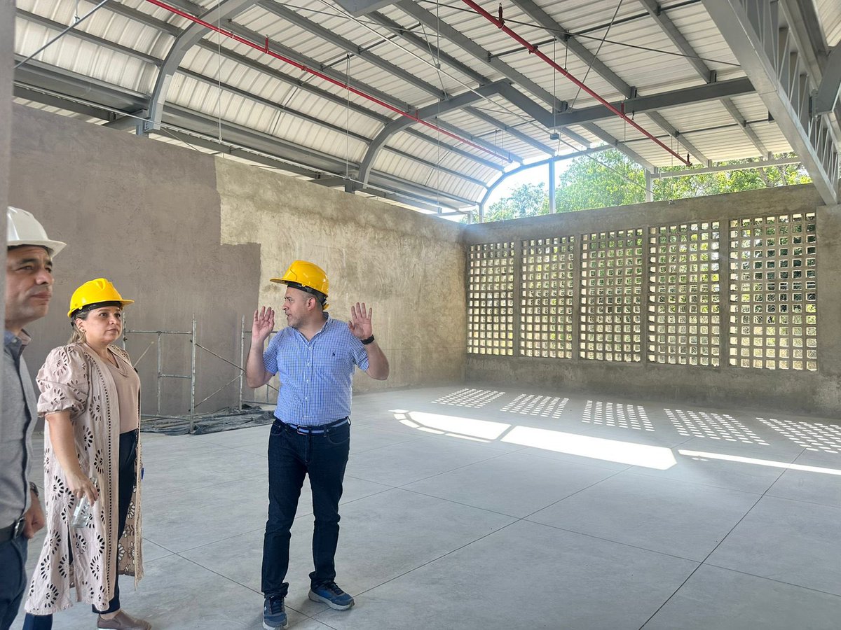 Findeter's tweet photo. #FindeterTransforma | Junto con el director regional del @SENAComunica Valle del Cauca, Fernando Muriel, recorrimos las obras del nuevo Centro de Formación en Jamundí.
¡Cerca de 2.800 aprendices se beneficiarán cada año con este proyecto, cuya ejecución está en más del 64%. https://t.co/9gDtwuCeuh
