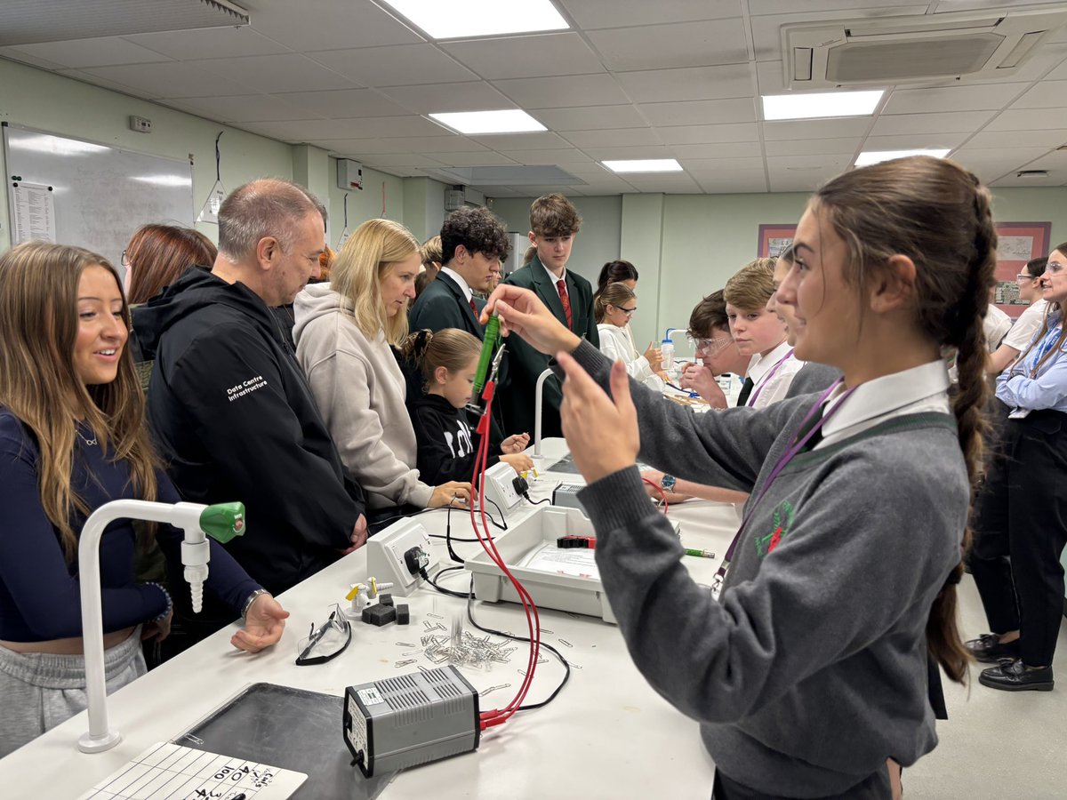 A big thank you to all of our amazing science assistants who helped out at open evening this evening - you were all fantastic! We hope everyone who came to visit us enjoyed their time in science!🧬 🧫 🔬🥼🧪🔥