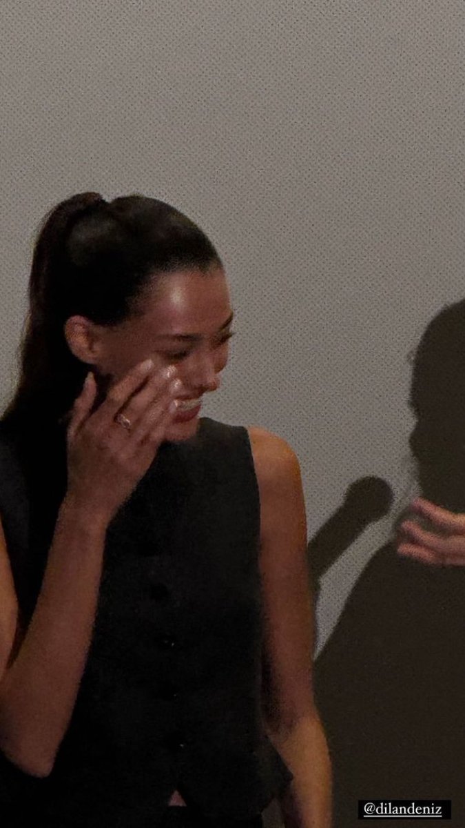 Instagram Stories. 🩶

#DilanÇiçekDeniz