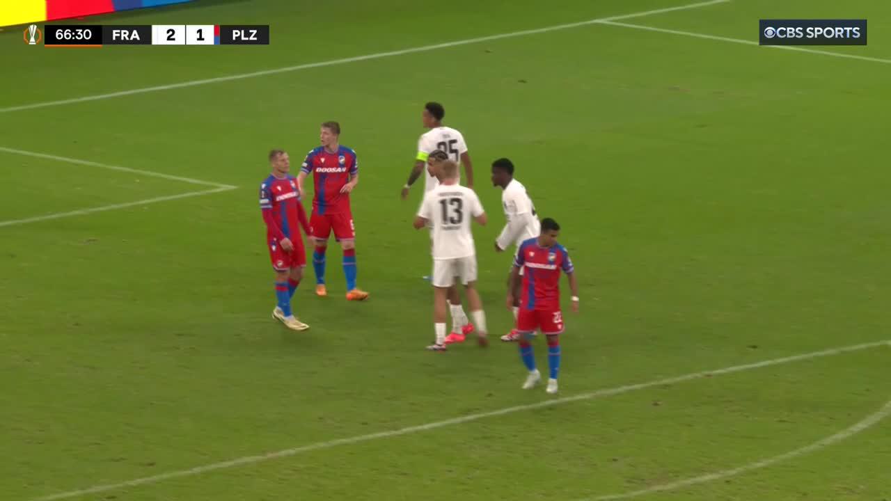 Rasmus Kristensen with a one-touch ROCKET through the crowd 🚀
