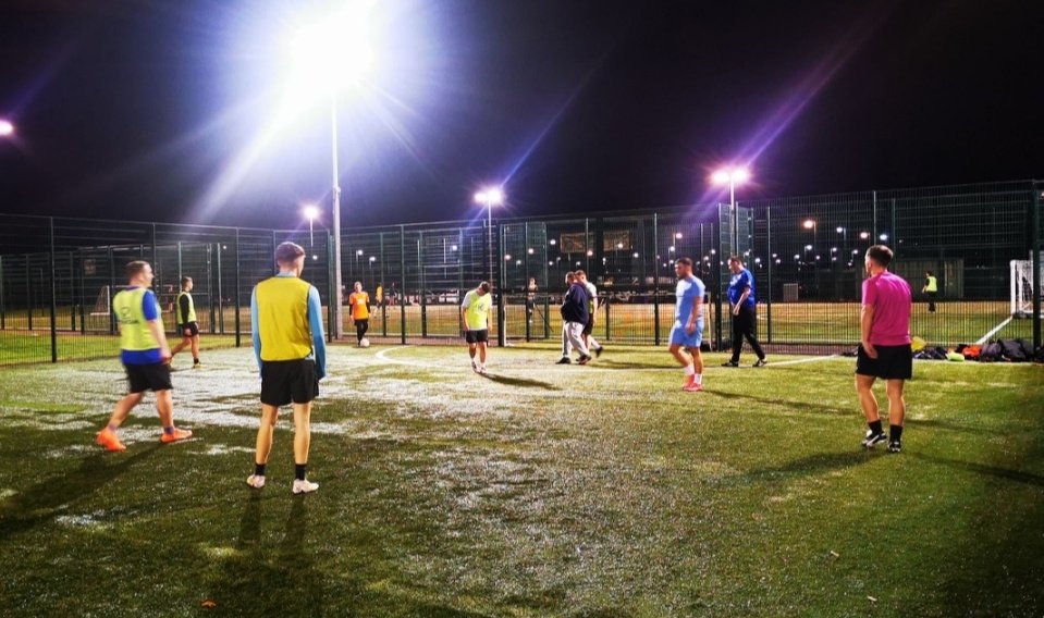 Back under the Ravenscraig lights tonight ⚽🔦

A couple of new faces joining us, and we had two father and son combos on the pitch tonight also👨‍👦👨‍👦