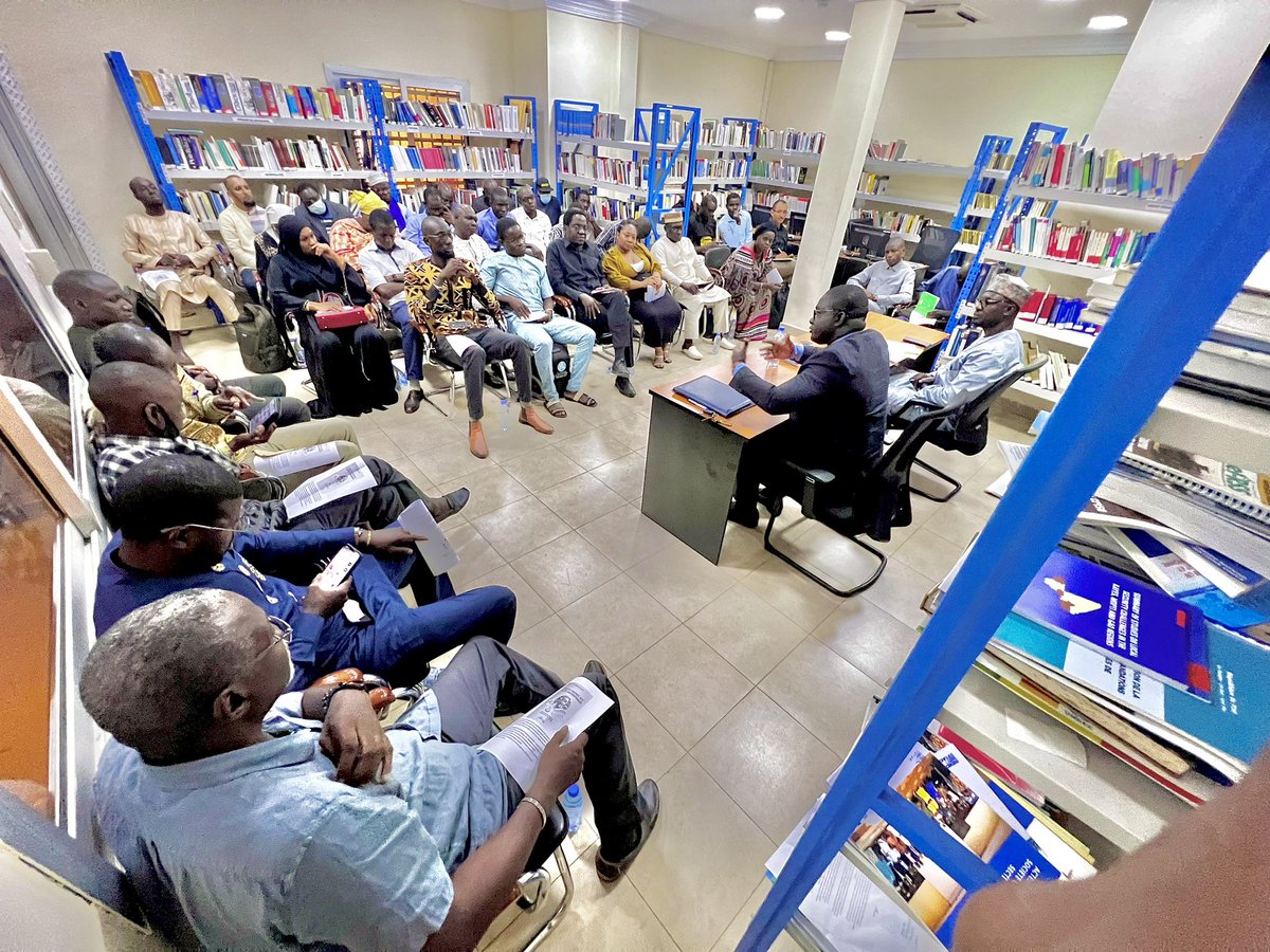 EMP_Bamako's tweet photo. Nous sommes honorés de votre présence constante au club de lecture de l’EMP-ABB.

Ce 27e club de lecture est tenu actuellement avec EL-ABIBALAYE DIAKITÉ sur son ouvrage « DROIT ET PRATIQUE DES TRAITÉS INTERNATIONAUX » https://t.co/GSZKnVj1mS