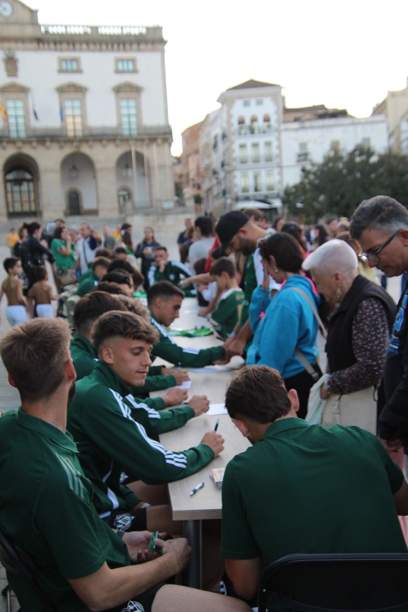 Nada más bonito que la ilusión de los niños y los más mayores 😍

¡Buenas noches, cacereños! 🐉💚

📸  <a href="/mafiadelarte/">Mafia del arte Audiovisual</a> y <a href="/javago_cc/">Fotografo oficial C.P.C</a> 

#LaOrdenDelDecano #AúpaCPC