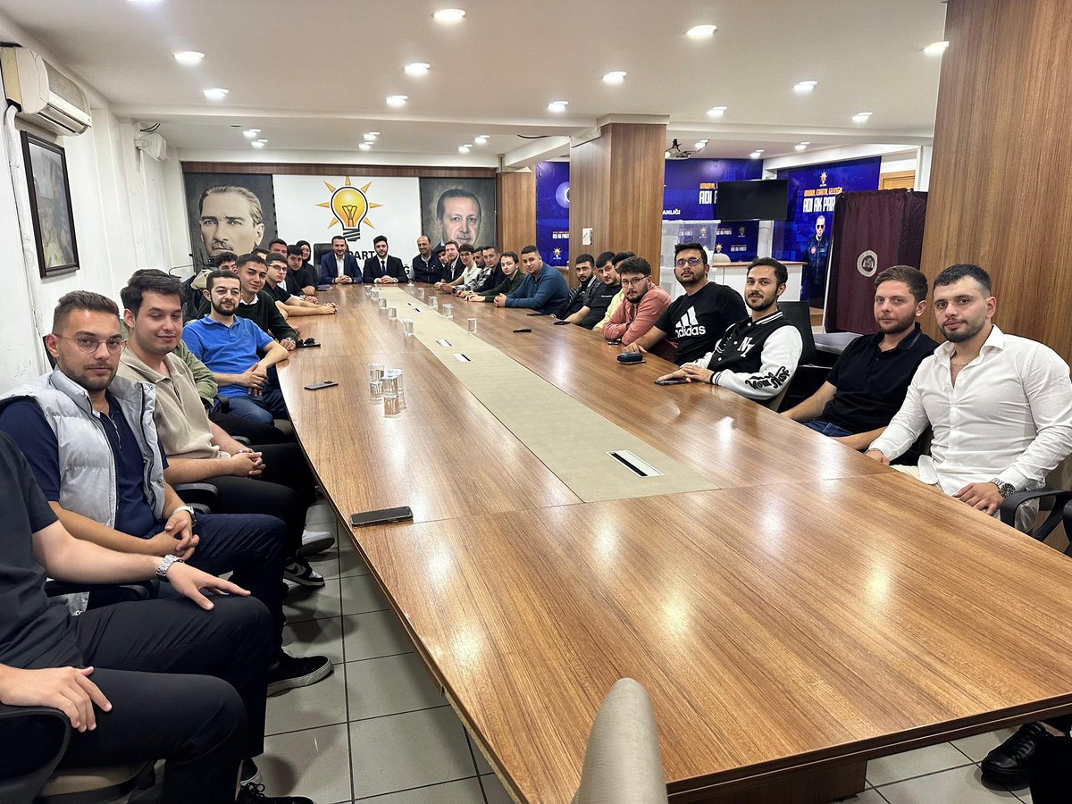 Yapılan ilk toplantımıza İl Başkanımız Hasan Şengüloğlu katılarak genç kardeşlerimize izlenecek yol hakkında bilgilerini ve tecrübelerini aktardı. Bizlere her zaman abi olan Başkanımız yine yeni genç kardeşlerimize abiliğini göstererek her zaman destek olacağını da belirtti.