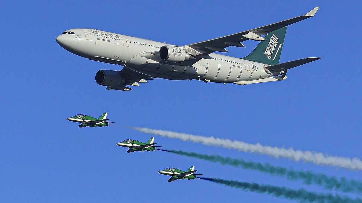 M7MD_alsuwid's tweet photo. استعراض صقور السعودية 🦅🇸🇦
فوق سماء مدينة الخبر #نحلم_نحقق_94 
@saudihawks @modgovksa https://t.co/DETpVqNIw1