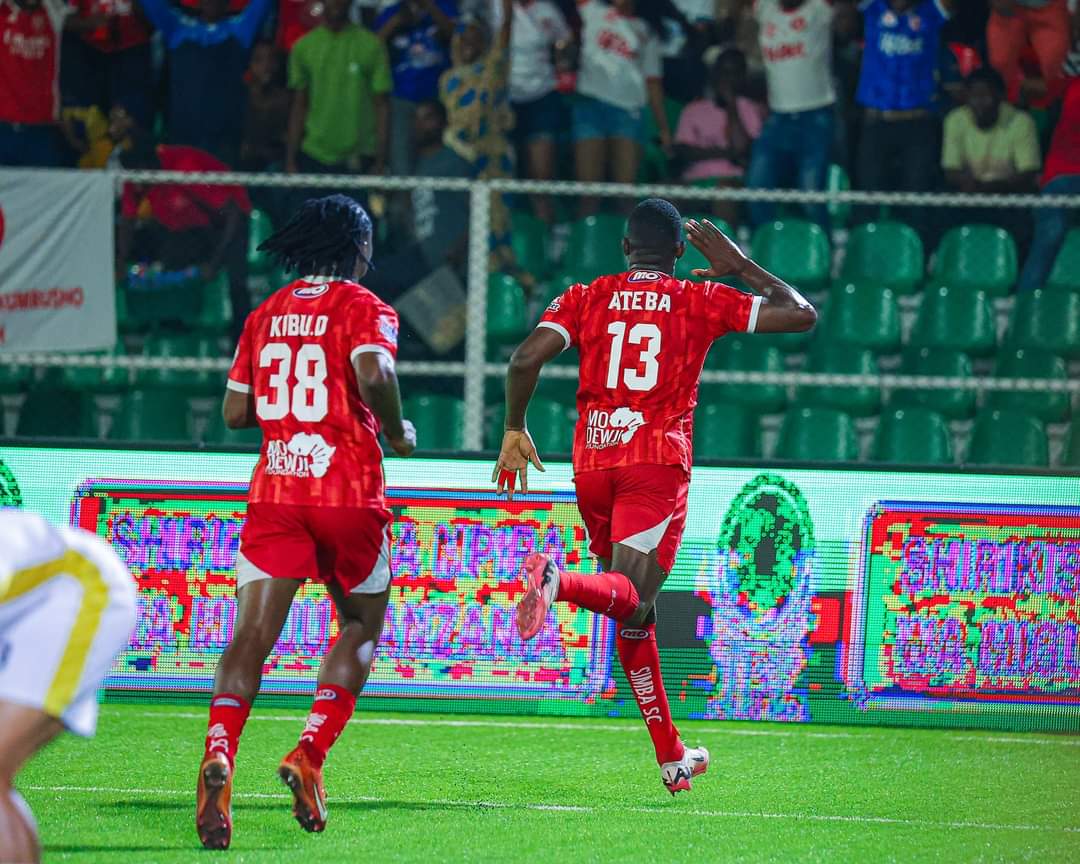 Kosi_foottalk's tweet photo. Ateba scores again for @SimbaSCTanzania as they beat Azam by 2-0.
First league goal for the Cameroonian international who lit the stage in the CAF Confederations cup against Al Ahli Tripoli.
#ateba #simbasc #nguvumoja #ligiikuutanzaniabara https://t.co/ok50tjjxyU